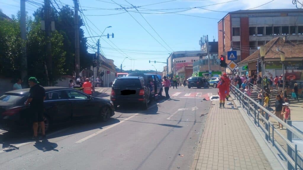 Șofer de autobuz beat a lovit 12 mașini pe strada Mihai Eminescu 1 Șofer de autobuz beat a lovit 12 mașini pe strada Mihai Eminescu