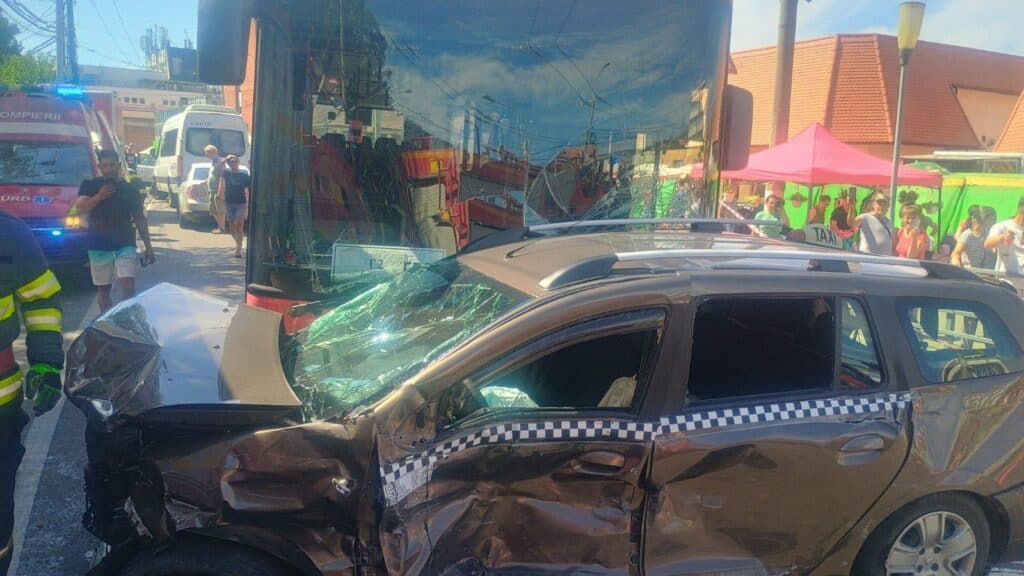 Şoferul autobuzului care a provocat accidentul în lanț la Mediaș a fost reținut 1 Şoferul autobuzului care a provocat accidentul în lanț la Mediaș a fost reținut
