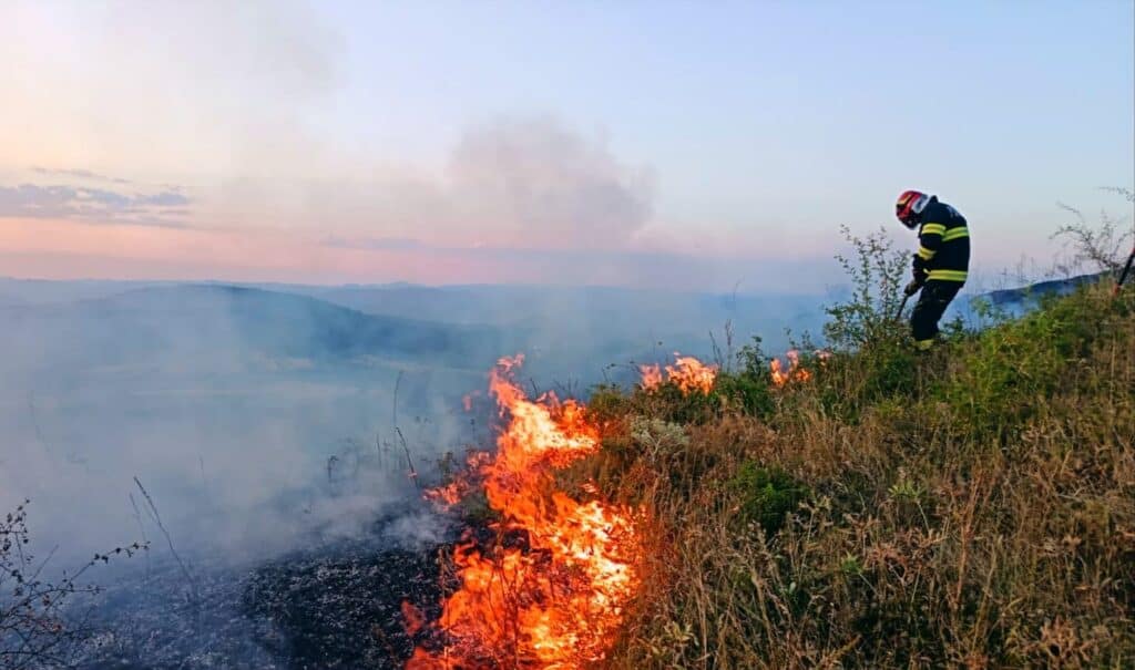 Peste 500 de incendii în weekend au afectat 2.300 de hectare în România 1 Peste 500 de incendii în weekend au afectat 2.300 de hectare în România