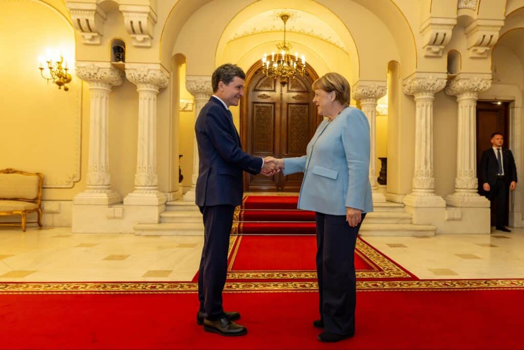 Fostul cancelar german Angela Merkel cere liderilor români să găsească compromisuri și să instaleze un nou premier 1 Fostul cancelar german Angela Merkel cere liderilor români să găsească compromisuri și să instaleze un nou premier