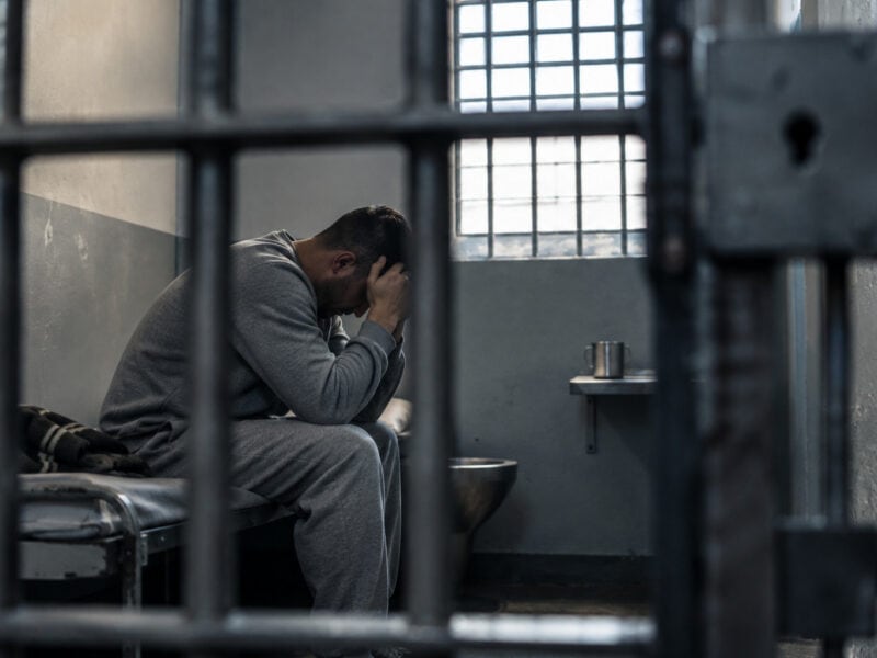 bărbat condamnat la 3 ani și 10 luni de închisoare găsit la șura mică și dus la penitenciar