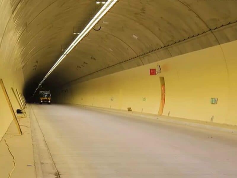 tunelul momaia, primul forat de autostradă din românia, intră în faza de teste a instalațiilor