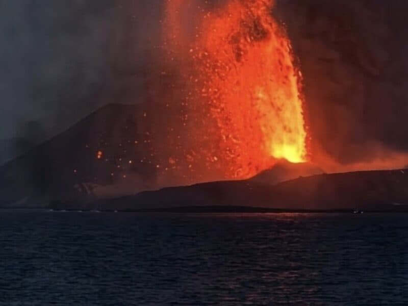 erupția vulcanului anak krakatau a închis opt aeroporturi în indonezia, 170.000 de pasageri blocați