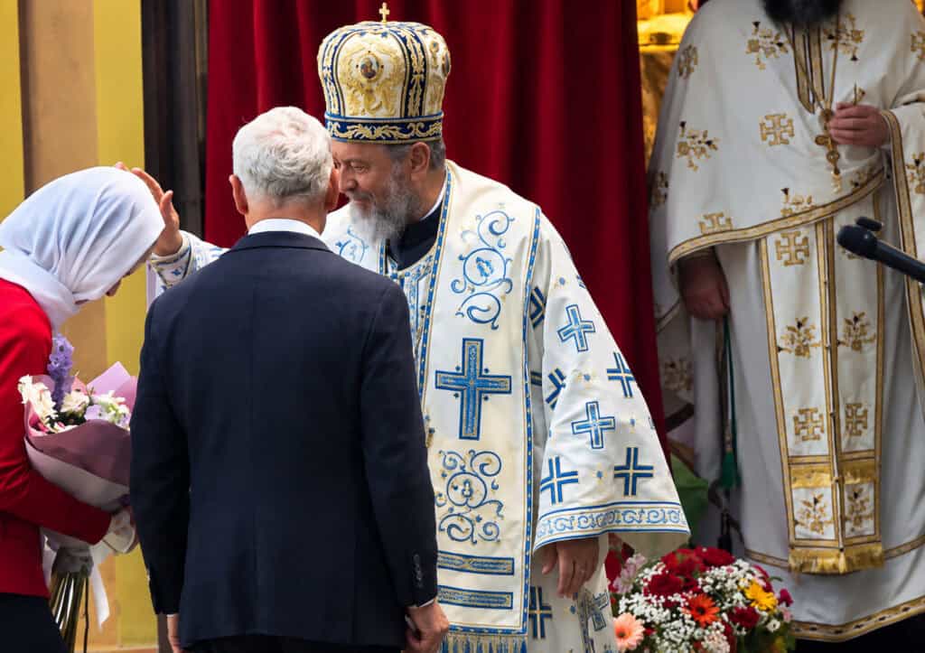 Duhovnicul de la Cârțișoara îl apără pe Călin Georgescu după ce a fost împărtășit în mânăstire de mitropolitul Ardealului 1 Duhovnicul de la Cârțișoara îl apără pe Călin Georgescu după ce a fost împărtășit în mânăstire de mitropolitul Ardealului
