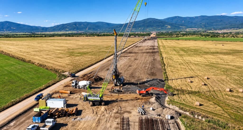 Peste 300 de muncitori și 240 de utilaje mobilizate pe lotul montan al Autostrăzii Unirii A8 2 Peste 300 de muncitori și 240 de utilaje mobilizate pe lotul montan al Autostrăzii Unirii A8