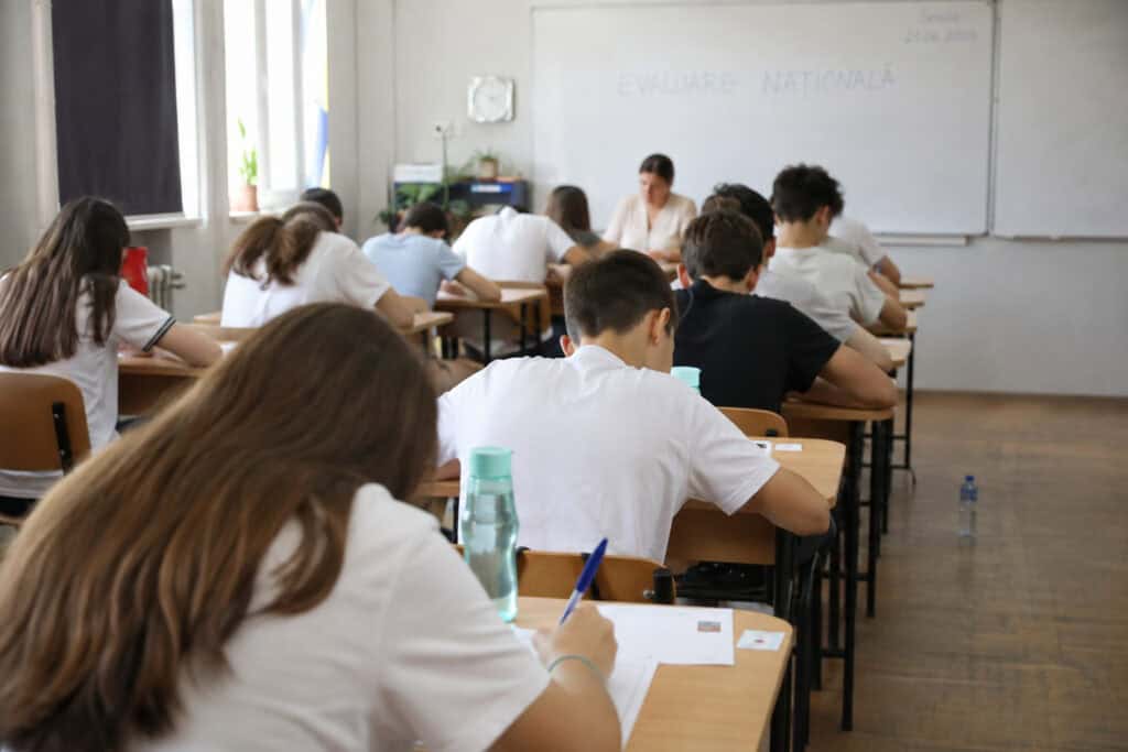 Ministrul Educației anunță că elevii din clasa a VIII-a nu vor susține examen suplimentar de admitere la liceu 1 Ministrul Educației anunță că elevii din clasa a VIII-a nu vor susține examen suplimentar de admitere la liceu