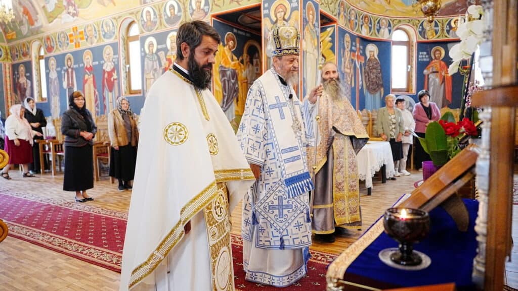 Mitropolitul Laurențiu a oficiat Sfânta Liturghie la schitul de lângă Șura Mare 1 Mitropolitul Laurențiu a oficiat Sfânta Liturghie la schitul de lângă Șura Mare