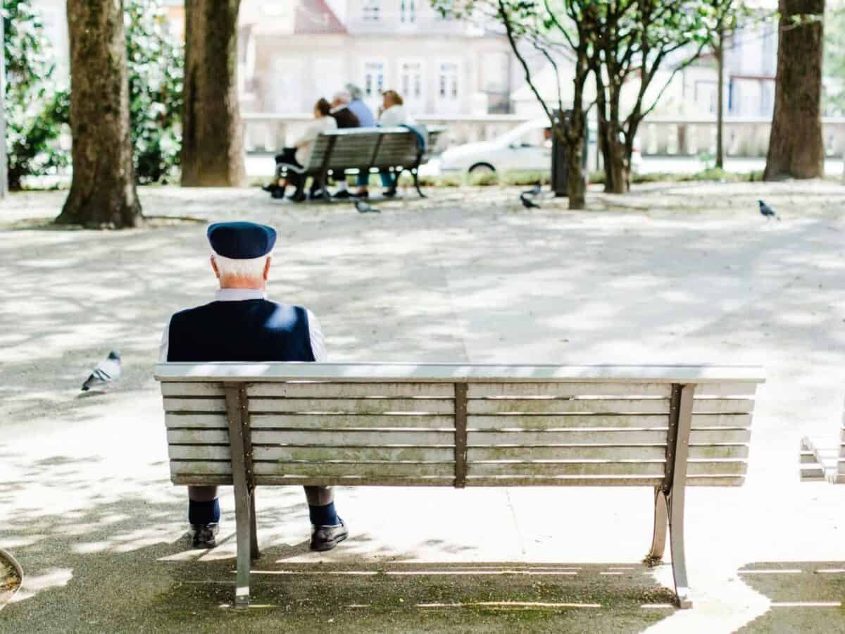 pensionarii din mediul urban, cei mai vizați de fraudele cu investiții în acțiuni și criptomonede