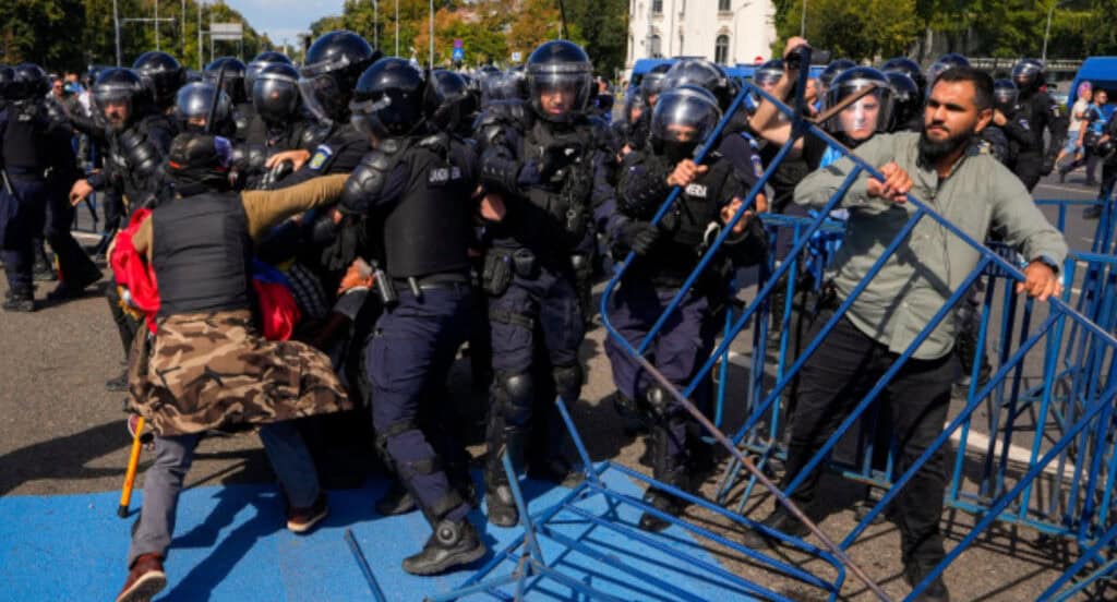 Percheziții în 16 județe și București după violențele din Piața Victoriei