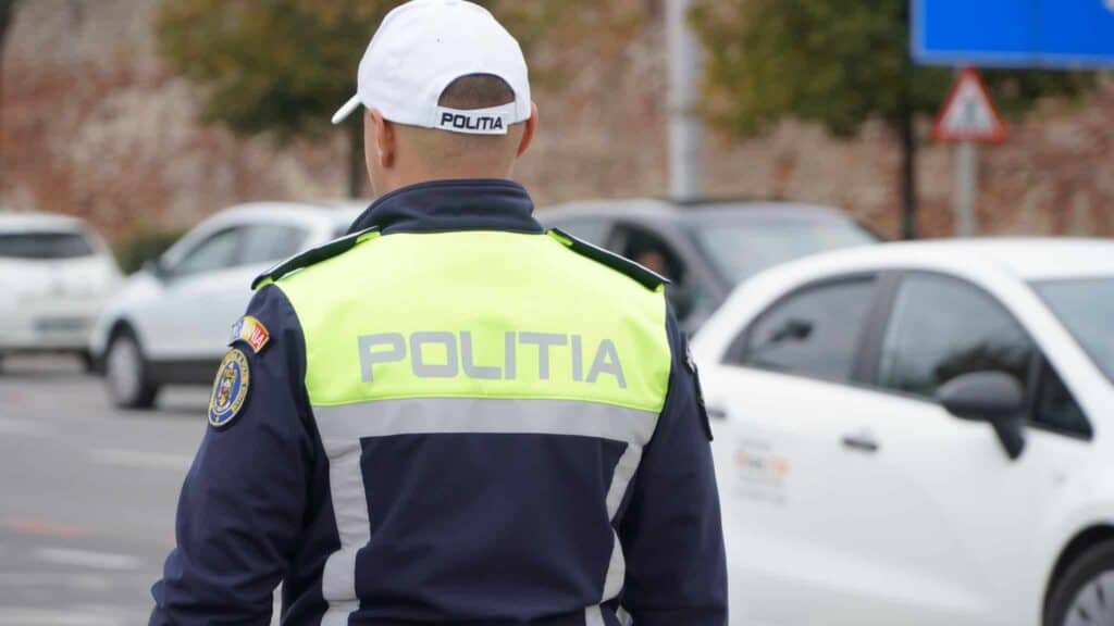Polițist din Mediaș, destituit după ce a fost filmat la pescuit în chiloți și dând dedicații la lăutari 1 Polițist al Poliției Sibiu, ilustrație pentru avertismentul privind fraudele cu amenzi false
