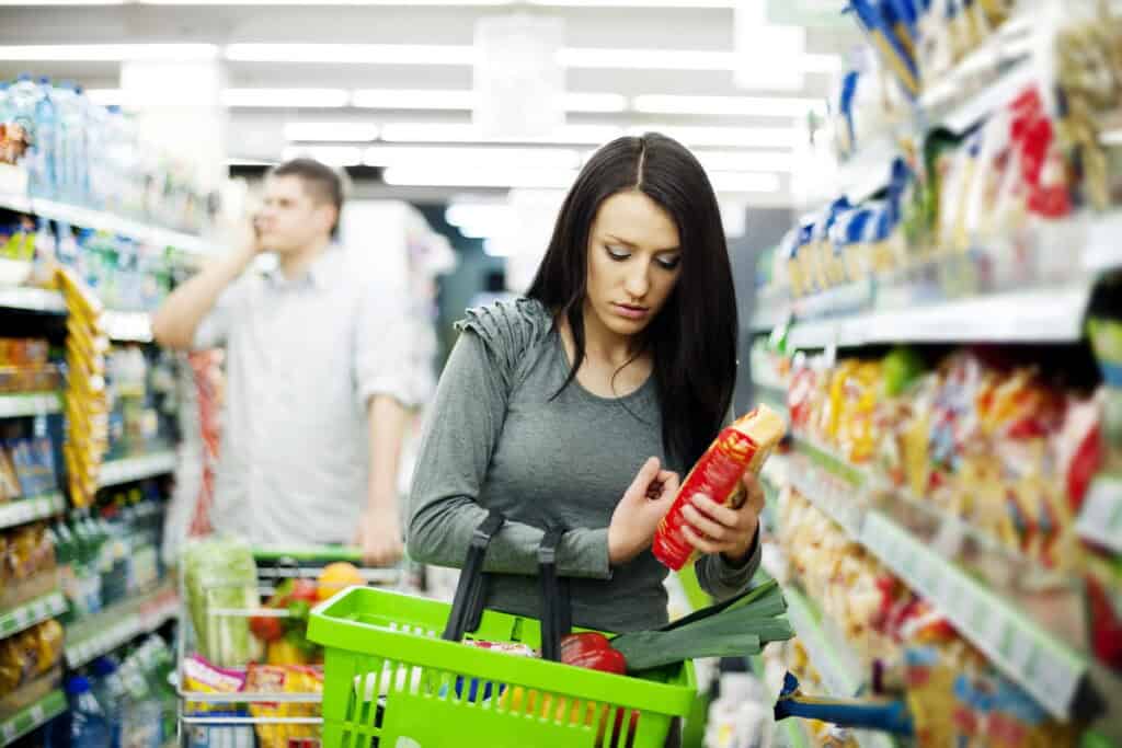 România a intrat în stagflație, economia se contractă deși prețurile cresc