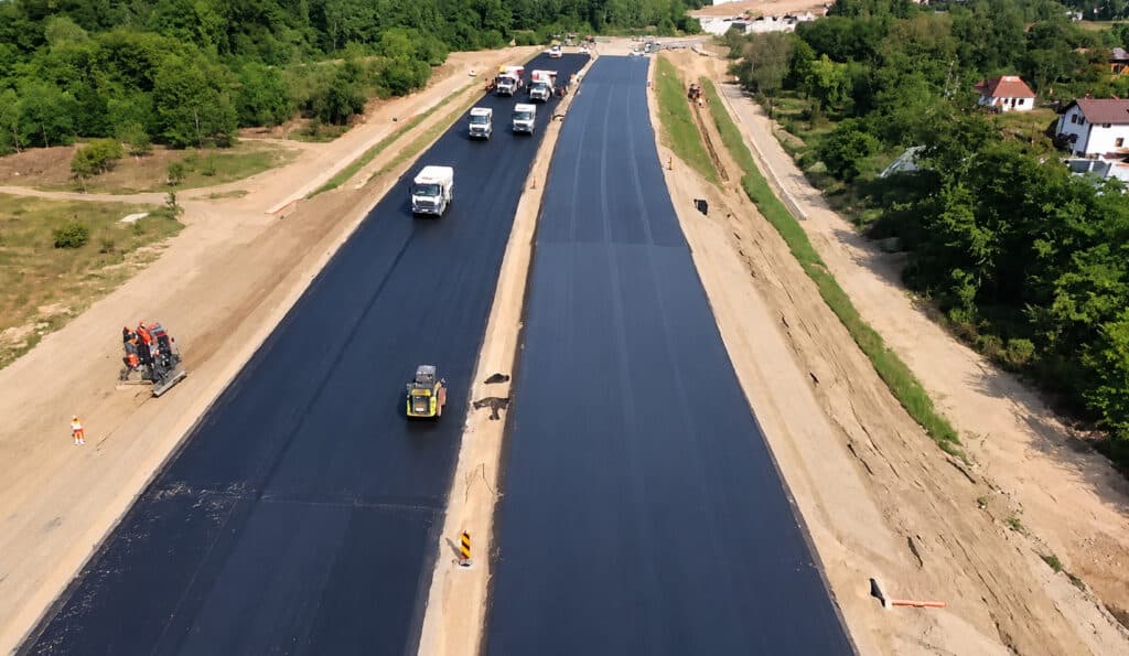Constructorii au început testele de asfalt pe secțiunea 3 a Autostrăzii Sibiu-Pitești