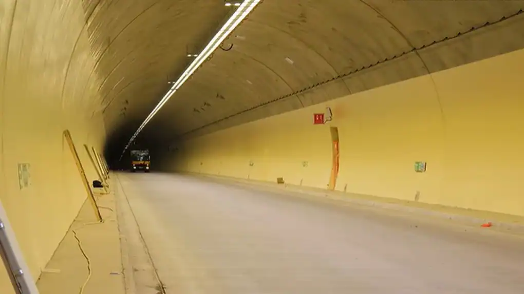 Tunelul Momaia, primul forat de autostradă din România, intră în faza de teste a instalațiilor 1 Tunelul Momaia, primul forat de autostradă din România, intră în faza de teste a instalațiilor
