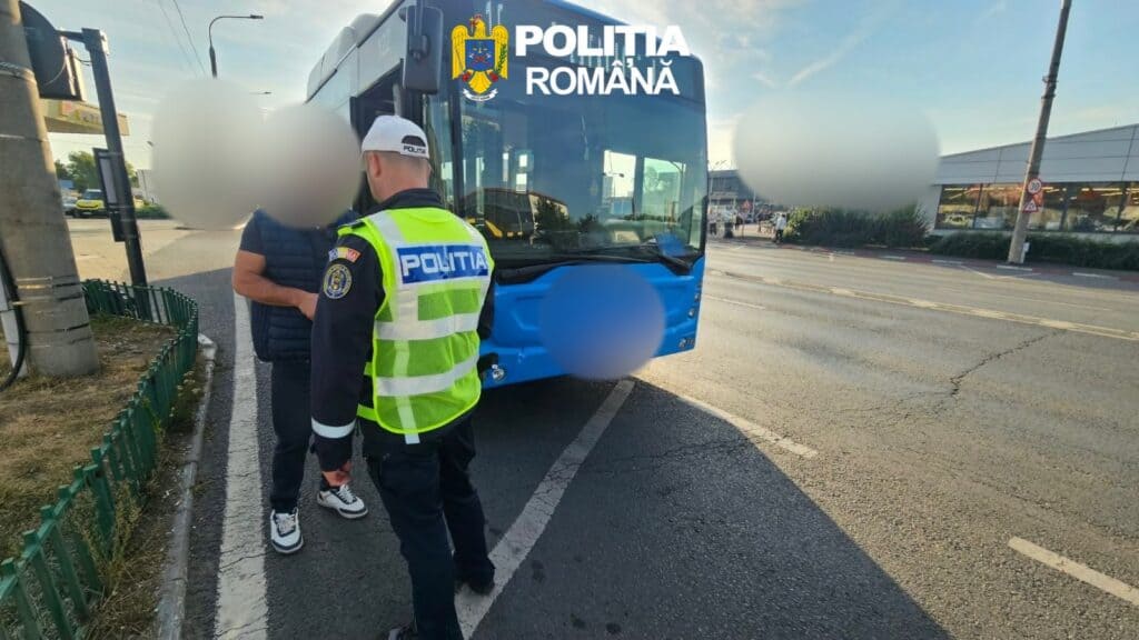 Polițiștii controlează șoferii de autobuz și taximetriștii din Sibiu și Mediaș, aplicate amenzi 1 Polițiștii controlează șoferii de autobuz și taximetriștii din Sibiu și Mediaș, aplicate amenzi