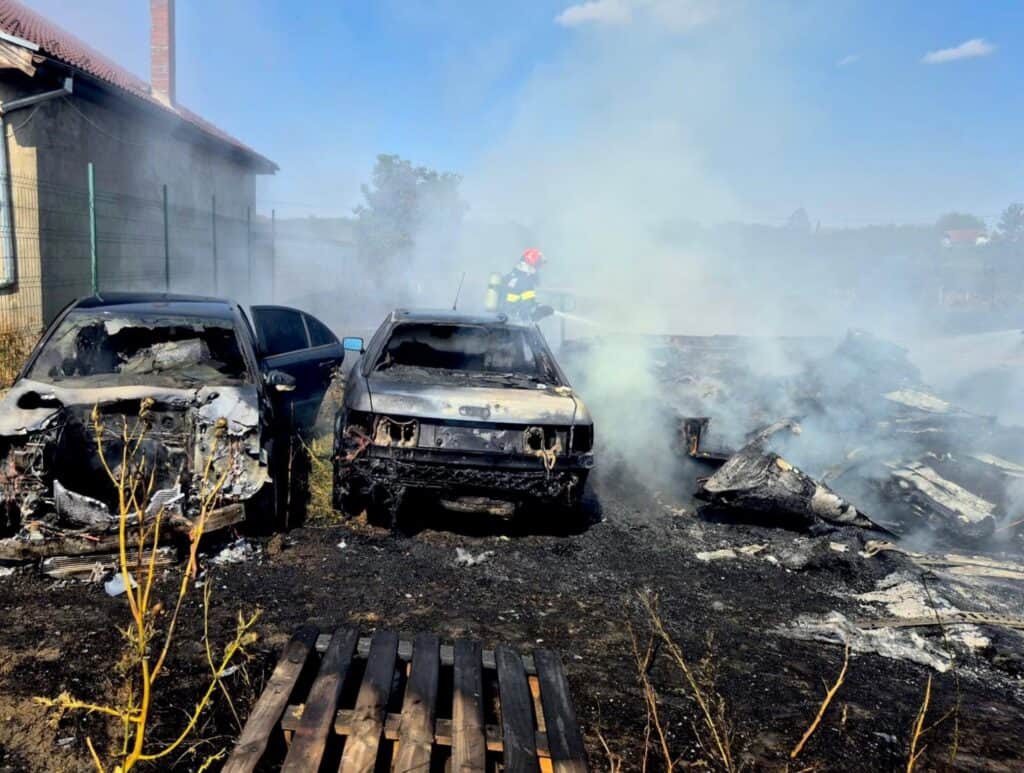 La Apoldu de Sus trei mașini au ars după un incendiu provocat de o țigară 1 La Apoldu de Sus trei mașini au ars după un incendiu provocat de o țigară