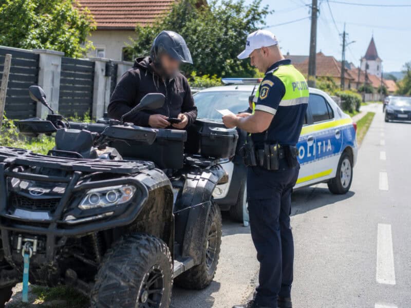 bărbat din axente sever cercetat după ce a fost prins pe un atv neînmatriculat fără permis