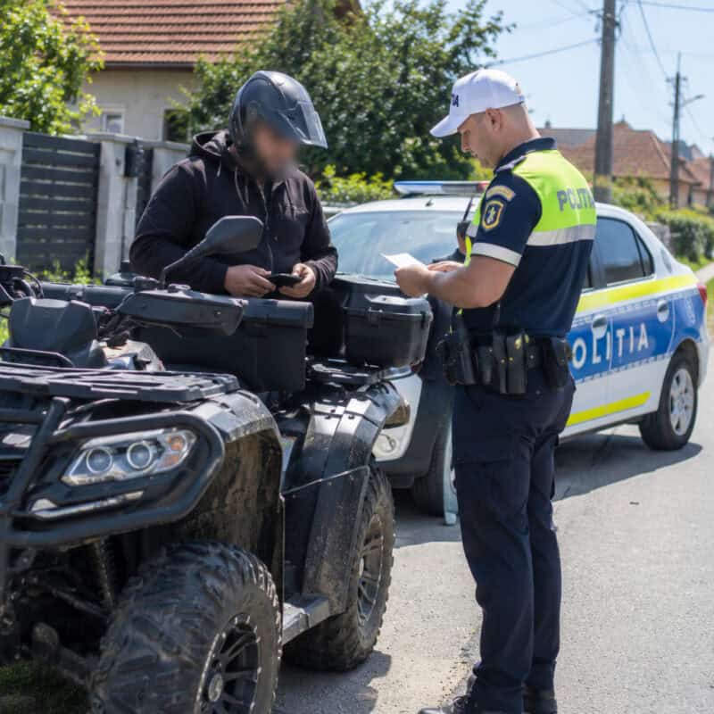 bărbat din axente sever cercetat după ce a fost prins pe un atv neînmatriculat fără permis