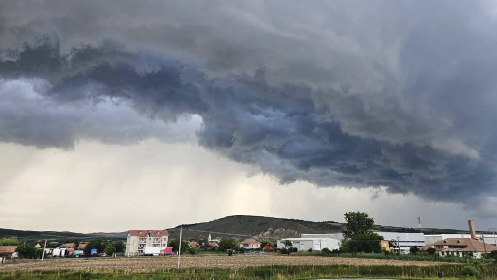 Vreme schimbătoare până la mijlocul lui octombrie cu temperaturi mai scăzute în est și centru
