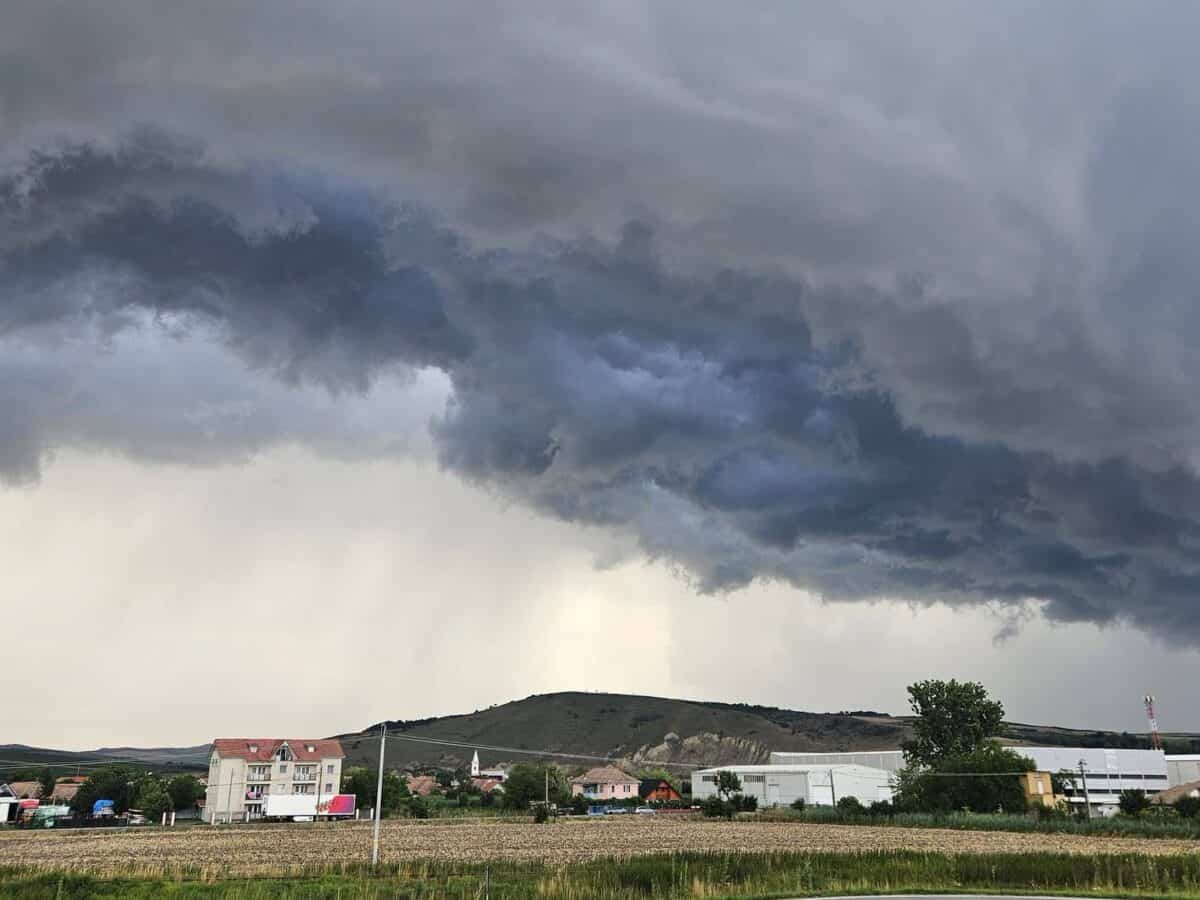 vreme schimbătoare până la mijlocul lui octombrie cu temperaturi mai scăzute în est și centru