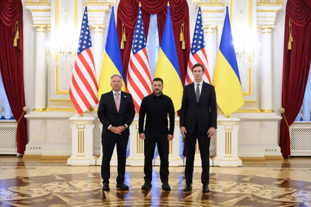 Zelenski: războiul se va prelungi pe iarnă, după întâlnirea cu emisarii lui Trump 1 Volodimir Zelenski, Steve Witkoff și Jared Kushner, la întâlnirea de la Kiev din 6 septembrie 2026