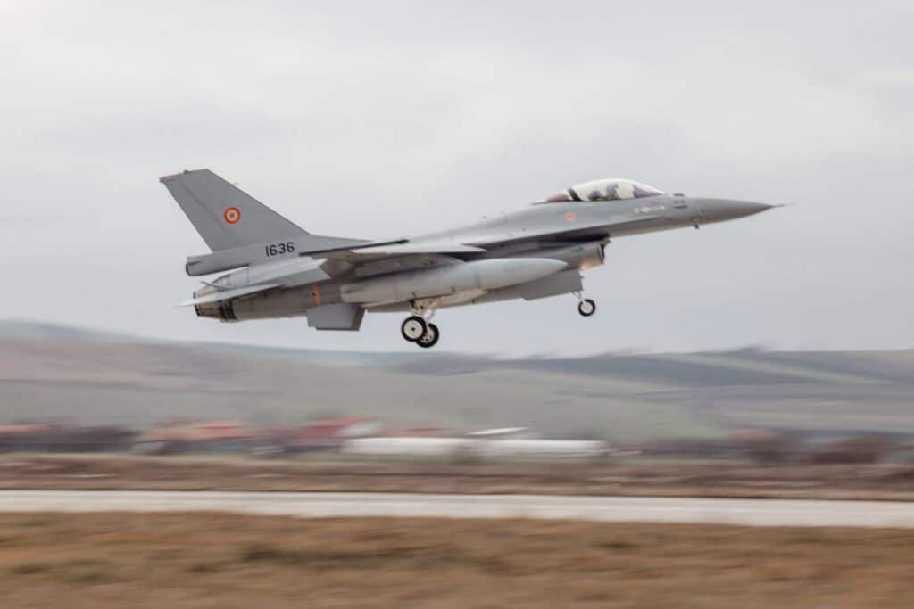 Avioanele militare execută zboruri supersonice pe întreg teritoriul României până luni 1 Avioanele militare execută zboruri supersonice pe întreg teritoriul României până luni